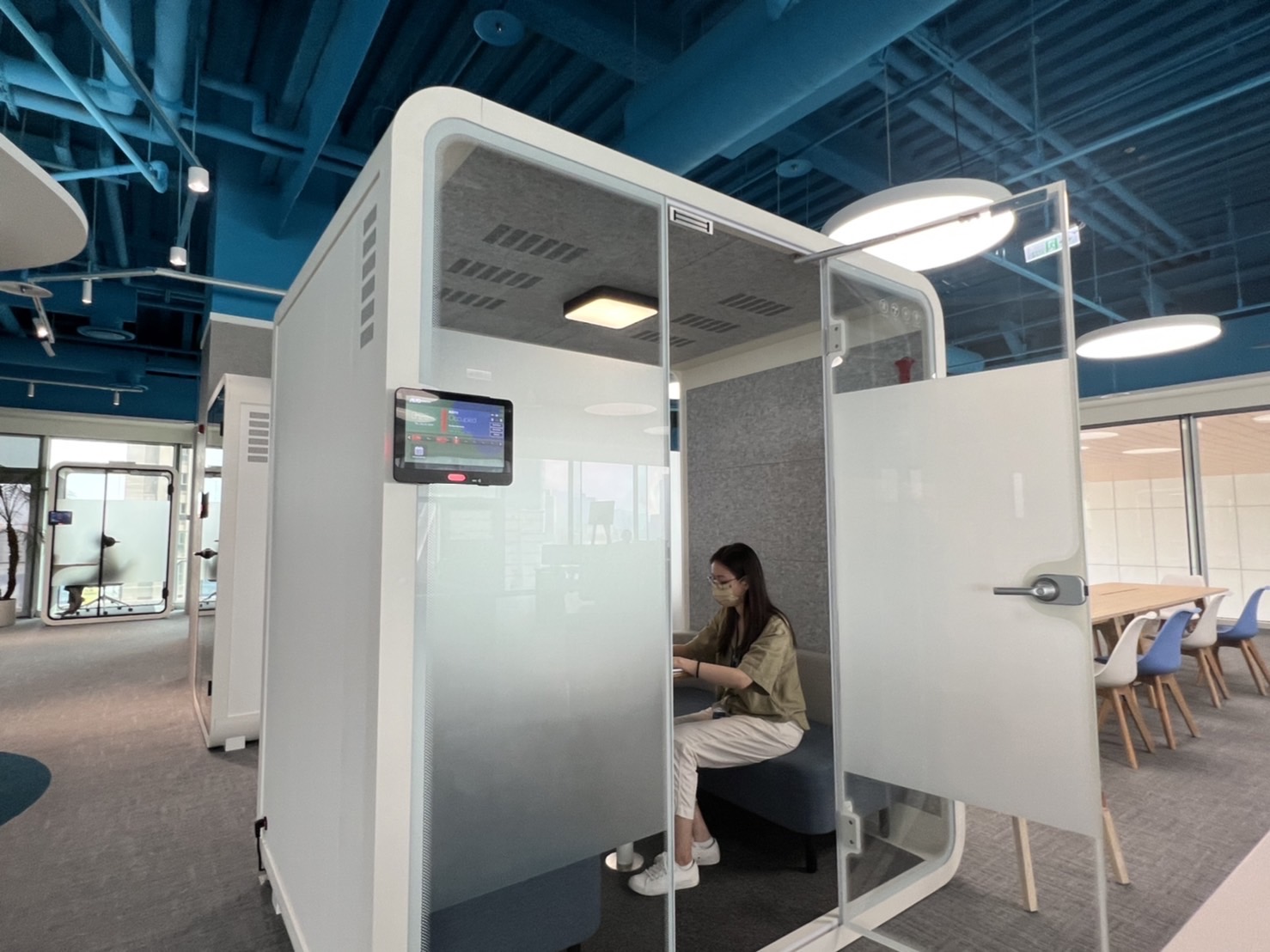 EZPay高雄據點的智慧行動辦公艙，展現EZPay在面板以外的研發應用軟實力